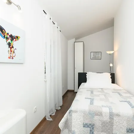 Family Friendly House With A Swimming Pool Plano, - 23937 Holiday home *
