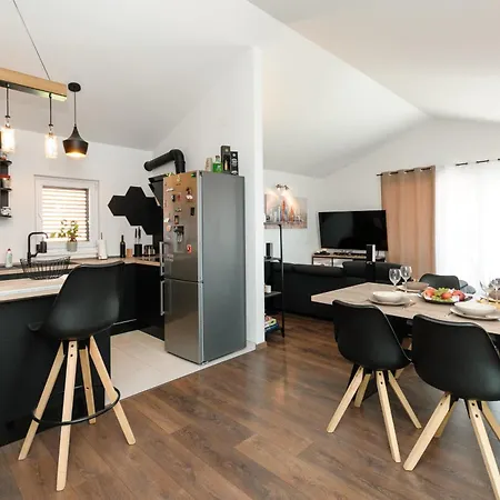 Vakantiehuis Family Friendly House With A Swimming Pool Plano, - 23937 *