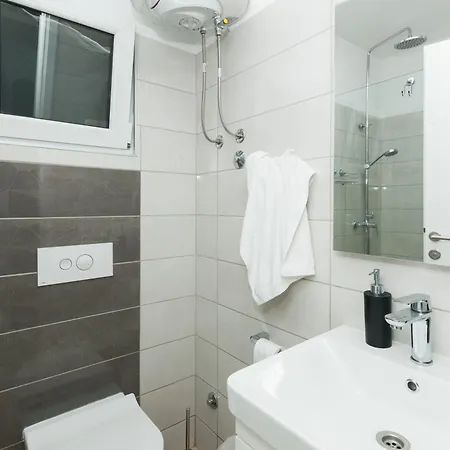Family Friendly House With A Swimming Pool Plano, - 23937 Holiday home