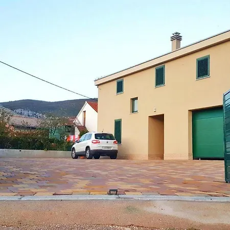 Casa vacanze Family Friendly House With A Swimming Pool Plano, - 23937 *