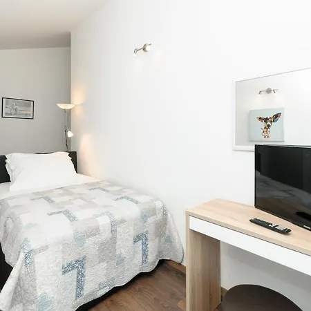 Family Friendly House With A Swimming Pool Plano, - 23937 * 特罗吉尔