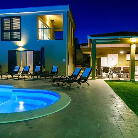 Family Friendly House With A Swimming Pool Plano, - 23937 *