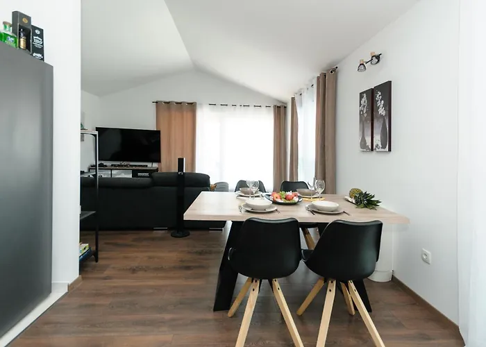 Family Friendly House With A Swimming Pool Plano, - 23937 *