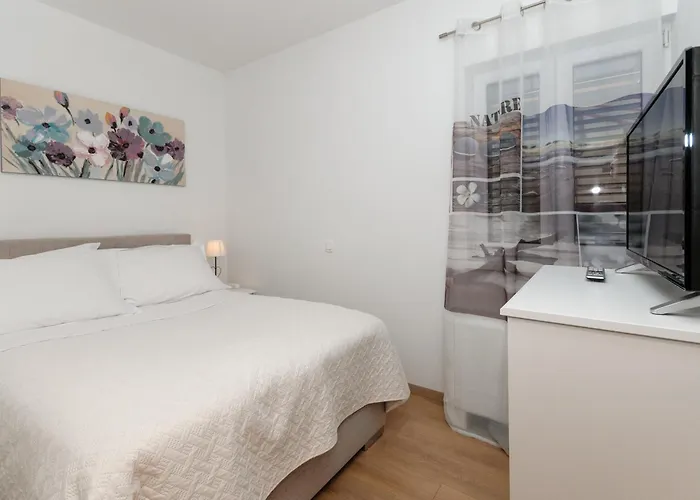 Family Friendly House With A Swimming Pool Plano, - 23937