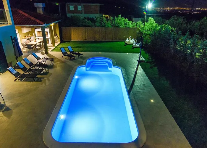 Family Friendly House With A Swimming Pool Plano, - 23937 Prázdninový dům *