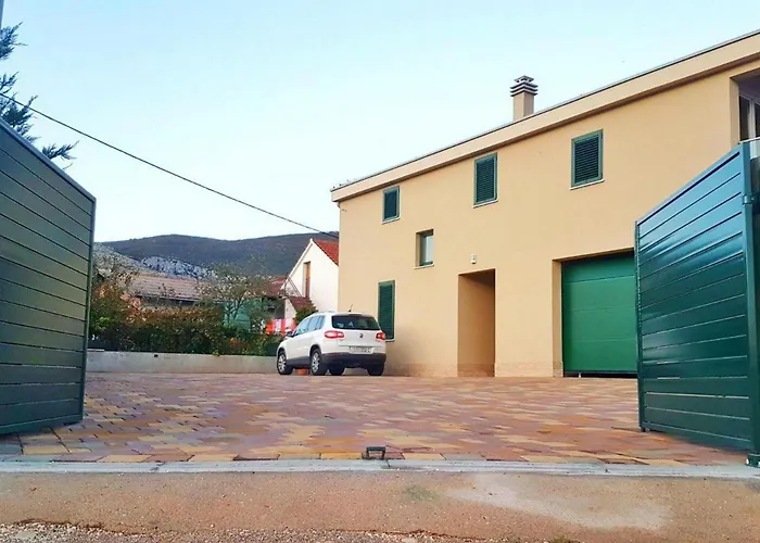 Hébergement de vacances Family Friendly House With A Swimming Pool Plano, - 23937 *