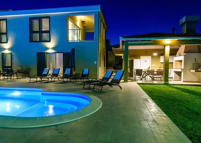 Family Friendly House With A Swimming Pool Plano, - 23937 *