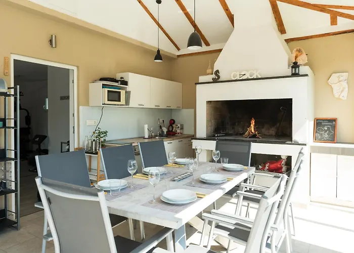 Family Friendly House With A Swimming Pool Plano, - 23937 Prázdninový dům