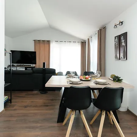 Family Friendly House With A Swimming Pool Plano, - 23937 *